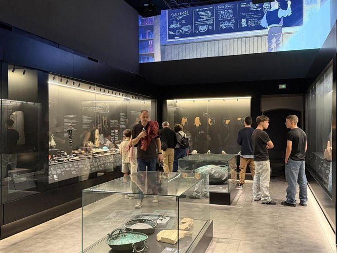 Visitantes en el Museo Arqueológico Provincial de Badajoz.