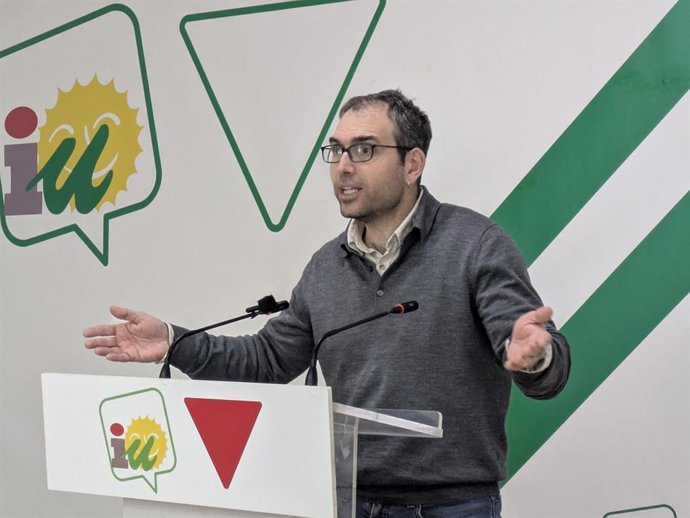 Archivo - El coordinador general de IU Andalucía, Toni Valero, en rueda de prensa. (Foto de archivo).