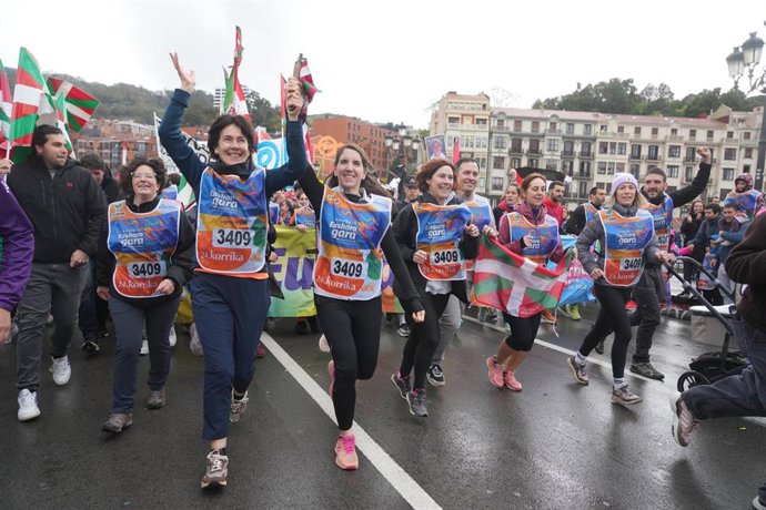Varias personas participan en la llegada de la Korrika al Ayuntamiento de Bilbao, a 29 de marzo de 2026, en Bilbao, Vizcaya, País Vasco (España). Organizada por AEK bajo el lema ‘Euskara gara’, la Korrika 2026 ha recorrido el País Vasco durante diez noche
