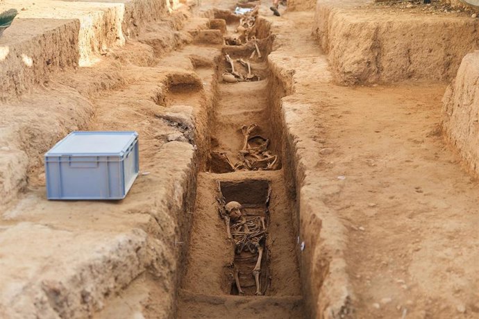 Excavación de una fosa en el cementerio de la Bisbal de Montsant (Tarragona), donde se han recuperado los restos de 50 militares de la Guerra Civil muertos durante la batalla del Ebro