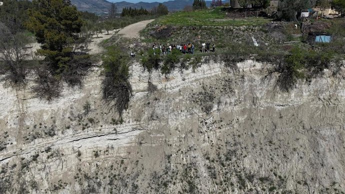 Los participantes del trabajo, sobre uno de los taludes próximos a la población de Benillup (Alicante)