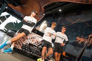 Tres hombres posando con un Cupra Raval