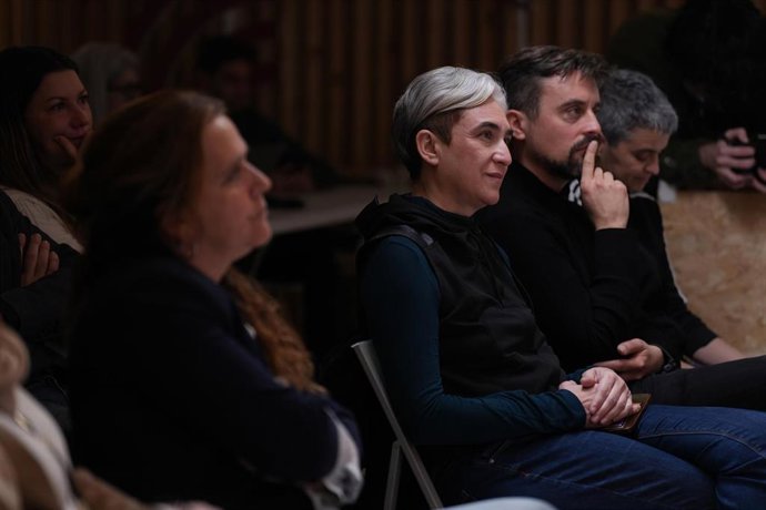 Archivo - (I-D) La exalcaldesa de Barcelona Ada Colau, y los concejales de Barcelona en Comú, Marc Serra, y Lucía Martín, durante una rueda de prensa, en la sede de Comuns, a 23 de febrero de 2026, en Barcelona, Catalunya (España). Pisarello ganaba ayer, 