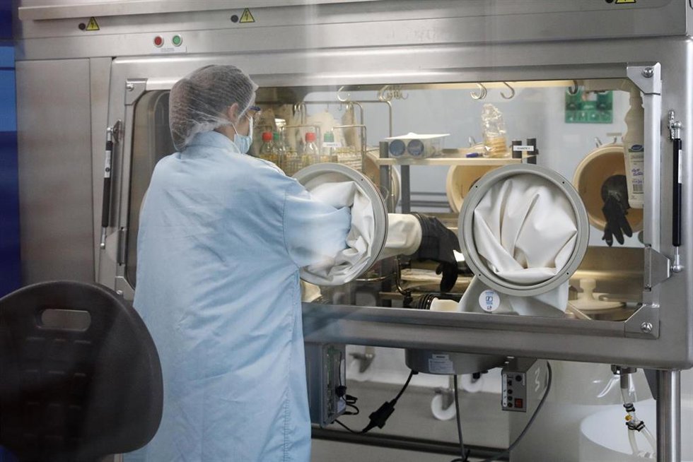 Archivo - Una trabajadora de la fábrica de Reig Jofre en el laboratorio