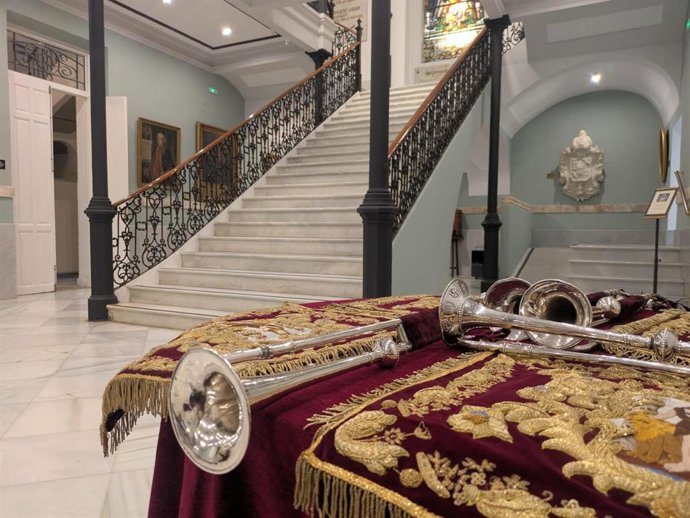 Piezas del desfile de la Corporación Bajo Mazas, que procesionará en la estación de penitencia de la Cofradía del Santo Entierro en Cádiz, expuestas en el Museo de Las Cortes
