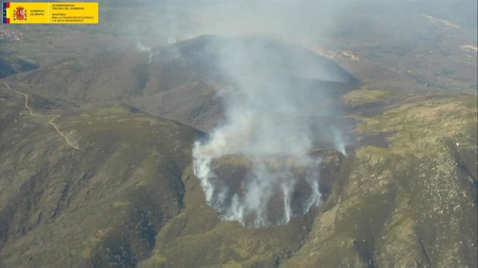 Se unen otros cuatro medios aéreos de Transición Ecológica a la extinción del incendio en Losar de la Vera (Cáceres).