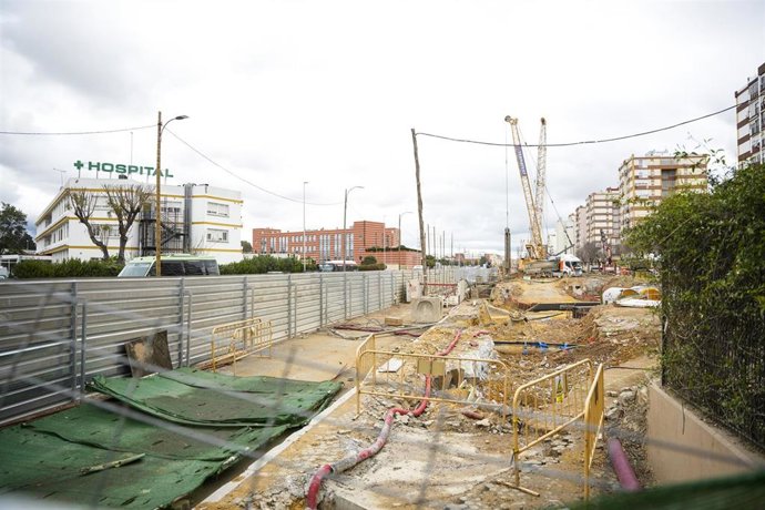 Imágenes de las obras del metro de Sevilla avanzan en la avenida Doctor Fedriani provocando cambios en el tráfico de la zona.