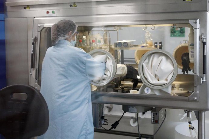 Archivo - Una treballadora de la fàbrica de Reig Jofre