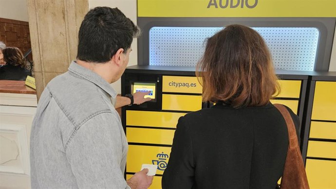 Dos personas haciendo uso de Citipaq, servicio de Correos.