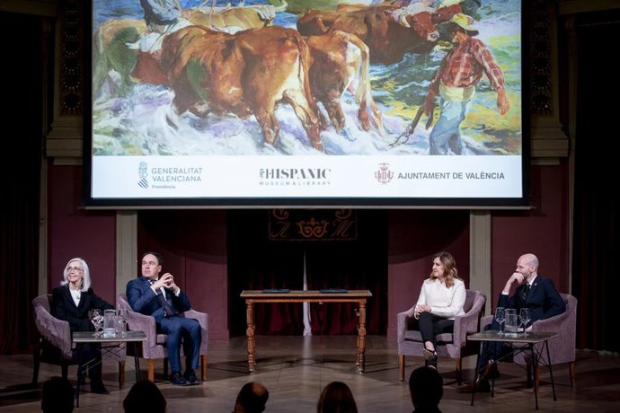 Archivo - El presidente de la Generalitat, Juanfran Pérez Llorca (2i), la alcaldesa de València, María José Catalá (2d), el director de la Hispanic Society, Guillaume Kientz (d), y la bisnieta del artista Joaquín Sorolla, Blanca Pons-Sorolla (i)