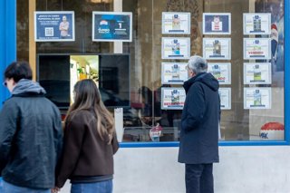 Archivo - Una oficina de empresa inmobiliaria.