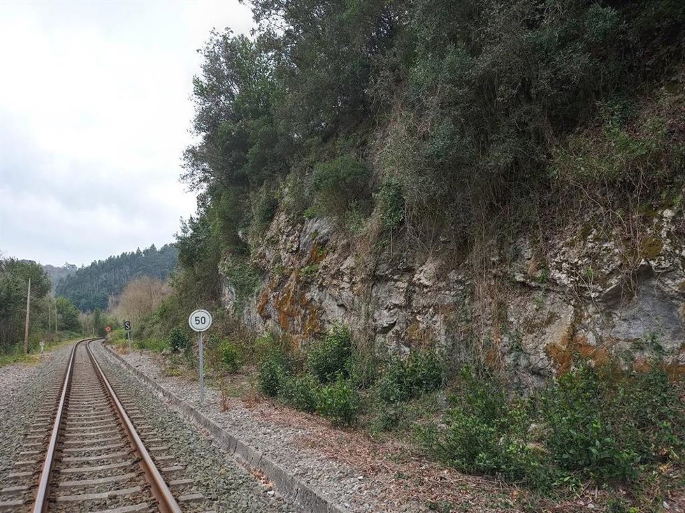 Imagen de la zona donde se realizará la actuación de estabilización de taludes entre Udalla y Treto, en la línea Santander-Bilbao La Concordia