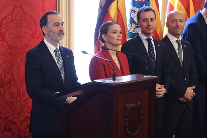 Archivo - La presidenta del Govern balear, Marga Prohens (2I) y el presidente del Parlament, Gabriel Le Senne (i).