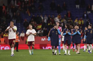 Los jugadores de España saludan a los aficionados al final del partido amistoso internacional disputado entre la selección de España y Egipto en el RCDE Stadium