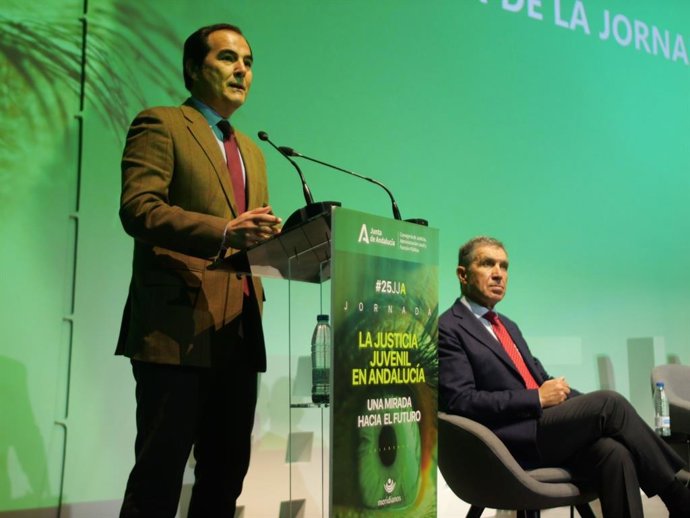 Jornadas de justicia juvenil inaguradas por el consejero de Justicia, José Antonio Nieto.