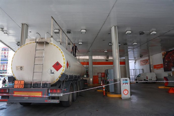 Archivo - Un camión cisterna rellena el combustible de los depósitos de una gasolinera de Sevilla. A 29 de abril de 2025 en Sevilla, Andalucía (España).  