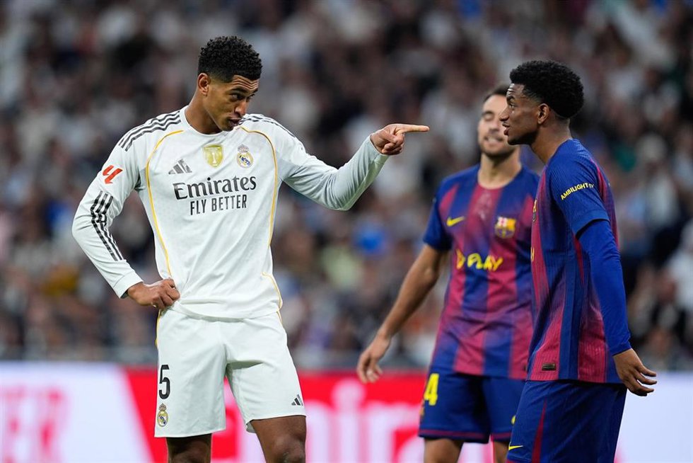 Archivo - Jude Bellingham conversa con Alejandro Balde durante el partido de LaLiga entre el Real Madrid y el FC Barcelona en el estadio Santiago Bernabéu