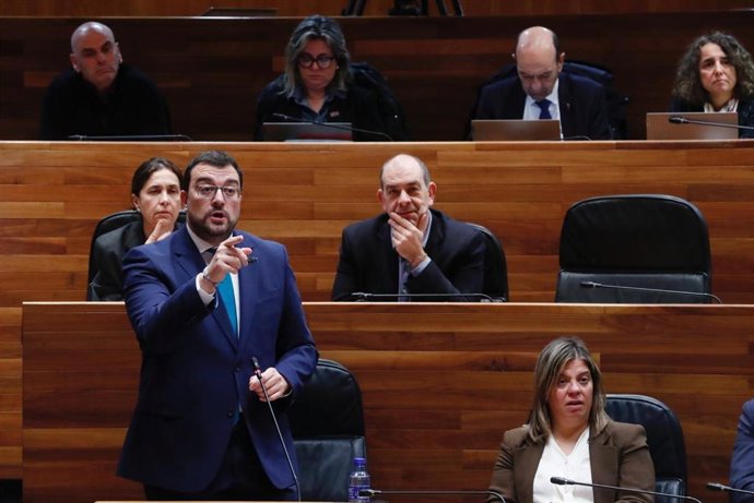 El presidente del Princpado, Adrián Barbón, respondiendo en el Pleno de la JGPA.