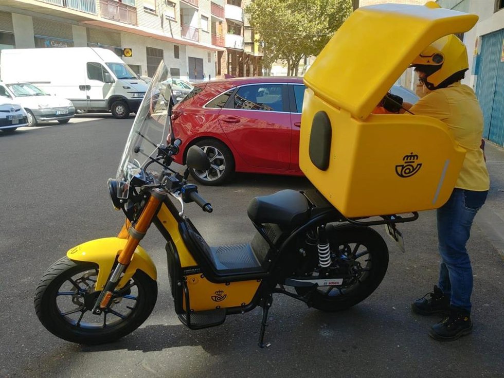 Archivo - Un cartero con una moto eléctrica.