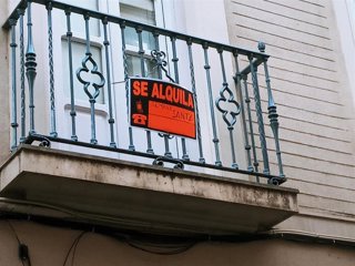 Un balcón puesto en alquiler para la Semana Santa de Sevilla.