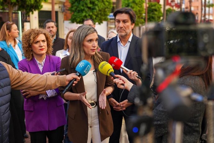 La vicesecretaria general del PSOE-A, María Márquez, atiende a los medios en Huelva.
