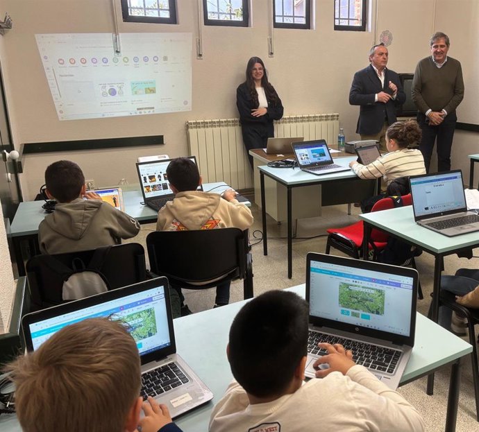 El viceconsejero de Transformación Digital, Luis Enrique Ortega, visita el aula CyL Digital en Íscar.