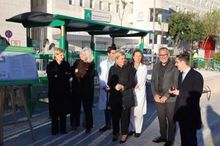 La delegada de la Junta de Andalucía en la provincia de Cádiz, Mercedes Colombo, y la alcaldesa de Jerez, María José García-Pelayo, en la puesta en servicio de la nueva parada del Consorcio de Transportes en el Hospital de Jerez