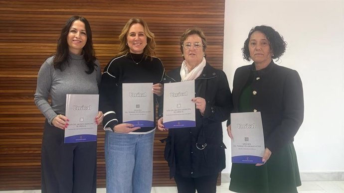 La diputada provincial Esther Álvarez y la alcaldesa de Urrácal, Emilia Mateo Almansa, en el acto de entrega de la documentación del Archivo Municipal.