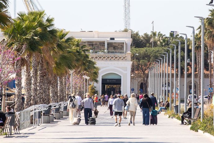Turistas pasean por el centro de la ciudad, a 26 de marzo de 2026, en Alicante, Comunidad Valenciana (España). Alicante ha registrado extraordinarios resultados de ocupación hotelera el pasado mes de febrero, “que son los mejores de la historia con un reg