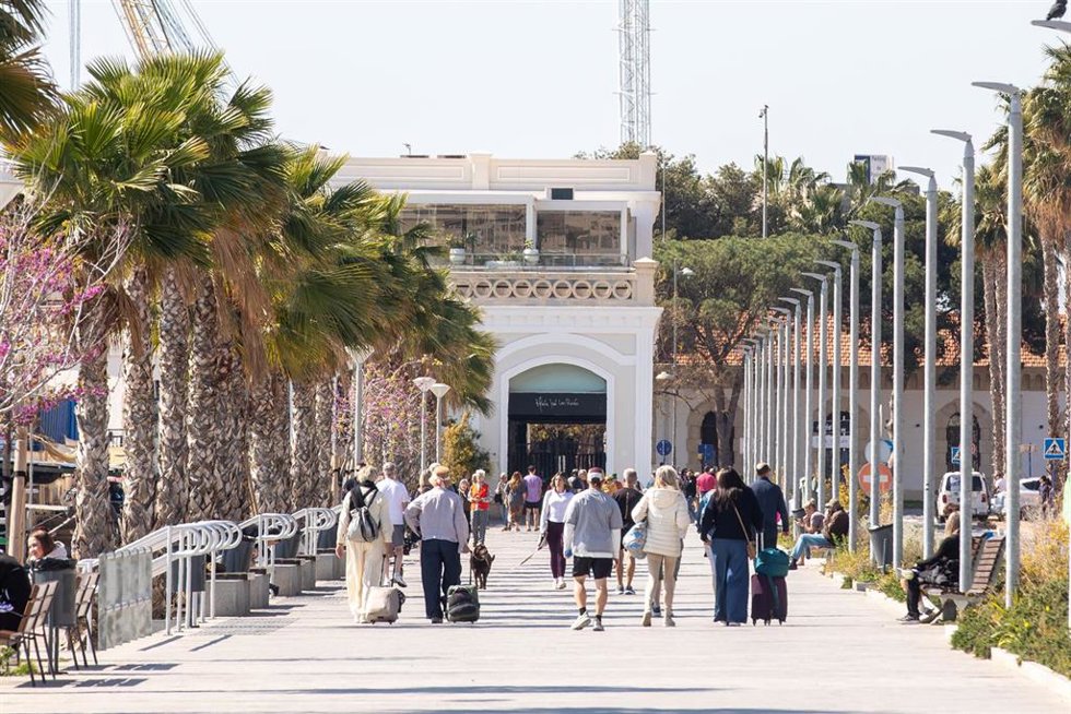 Turistas pasean por el centro de la ciudad, a 26 de marzo de 2026, en Alicante, Comunidad Valenciana (España). 