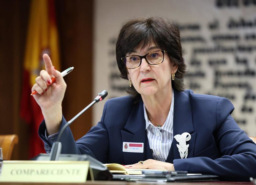 La presidenta de la Comisión Nacional de los Mercados y la Competencia (CNMC), Cani Fernández Vicién, comparece ante la Comisión de Investigación sobre el apagón, en el Senado, a 17 de marzo de 2026, en Madrid (España). Fernández comparece para dar cuenta