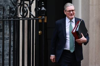 Archivo - El primer ministro británico, Keir Starmer, a la salida de su residencia en Downing Street. 
