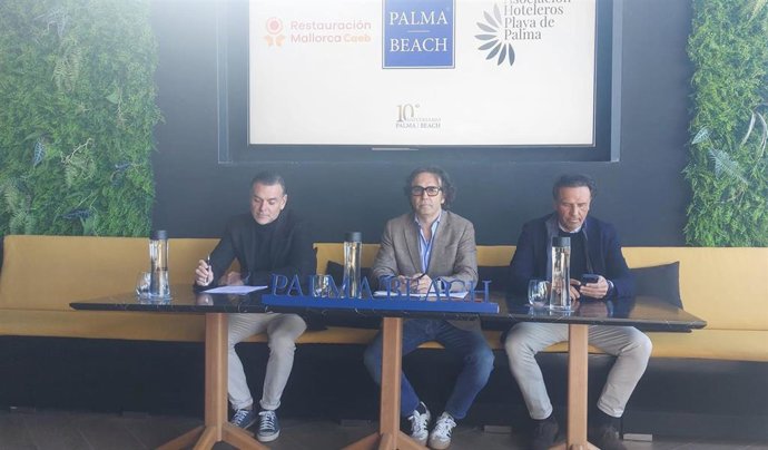 De izquierda a derecha, el presidente de la Asociación de Hoteleros de Playa de Palma, Pedro Marín, el CEO de Palma Beach, Mica Ferrer, y el presidente de CAEB Restauración, Juan Miguel Ferrer.