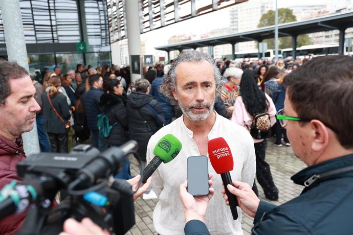 El presidente de la Asociación de Víctimas del descarrilamiento de Adamuz Mario Samper en declaraciones a la prensa antes de la marcha convocada por la entidad por las calles de Huelva.