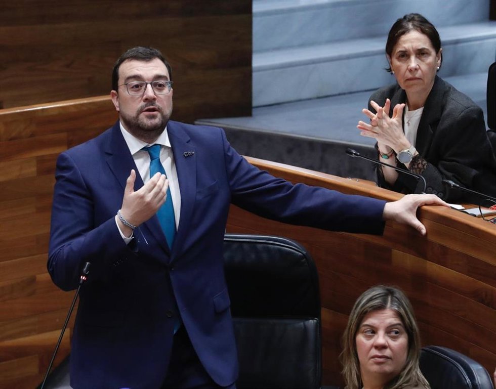 El presidente del Principado de Asturias, Adrián Barbón, respondiendo a las preguntas de los portavoces parlamentarios en la Junta General.