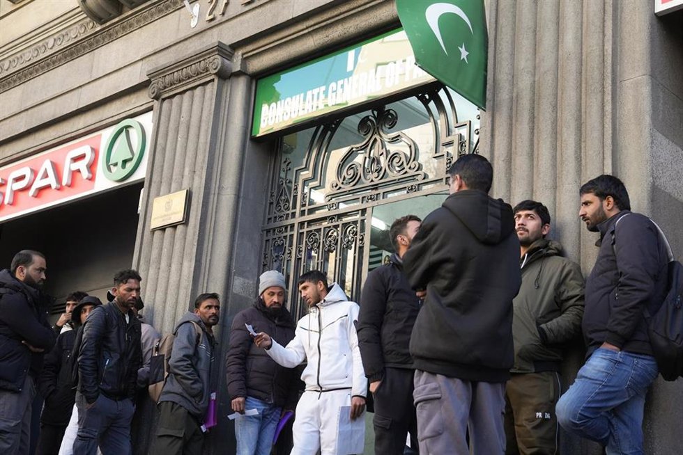 Archivo - Largas colas para acogerse al nuevo proceso de regularización de migrantes, ante el Consulado de Pakistán en Barcelona a 30 de enero de 2026.