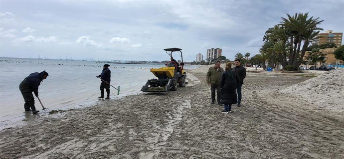 El consejero de Medio Ambiente, Universidades, Investigación y Mar Menor, Juan María Vázquez, junto con el alcalde de San Javier, José Miguel Luengo, durante la visita a las brigadas que realizan los trabajos de retirada de biomasa en el Mar Menor