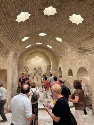 Un grupo de visitantes en los Baños Áarabes de Jaén.