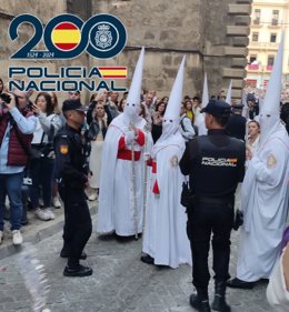 Agentes junto a una procesión.