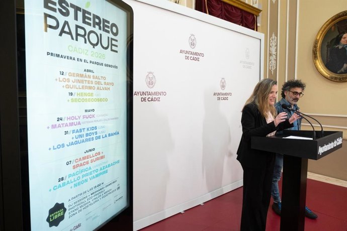 La teniente de alcalde de Cultura del Ayuntamiento de Cádiz, Maite González, y Miguel Rodríguez de Mora, responsable de Malamúsica Producciones, anuncian ciclo de conciertos en el Parque Genovés