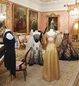 Salón de Baile Museo del Romanticismo con modelos de Pedro Rodríguez, La Innovación, Bibian Blue, Davidelfín y Carmen Mir (Exposición Ecos de la moda romántica. Los trajes son un préstamo de la Fundació Antoni de Montpalau)