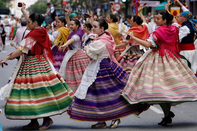Archivo - Varias huertanas bailan durante el desfile del Bando de la Huerta, el día más grande de las Fiestas de Primavera de Murcia