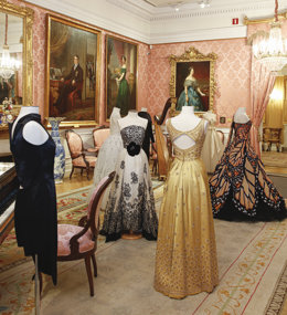 Salón de Baile Museo del Romanticismo con modelos de Pedro Rodríguez, La Innovación, Bibian Blue, Davidelfín y Carmen Mir (Exposición Ecos de la moda romántica. Los trajes son un préstamo de la Fundació Antoni de Montpalau)