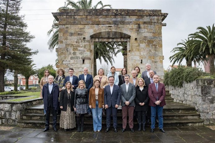 Miembros del Consejo de Gobierno y el alcalde de Camargo, Diego Movellán