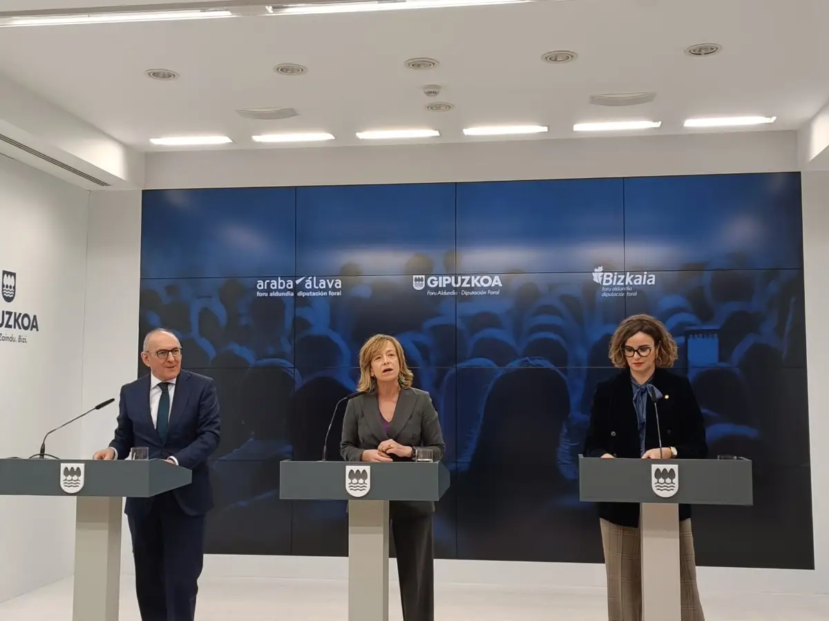 Comparecencia en San Sebastián de las diputadas generales de Gipuzkoa y Bizkaia, Eider Mendoza y Elixabete Etxanobe, y del diputado general de Álava, Ramiro González.