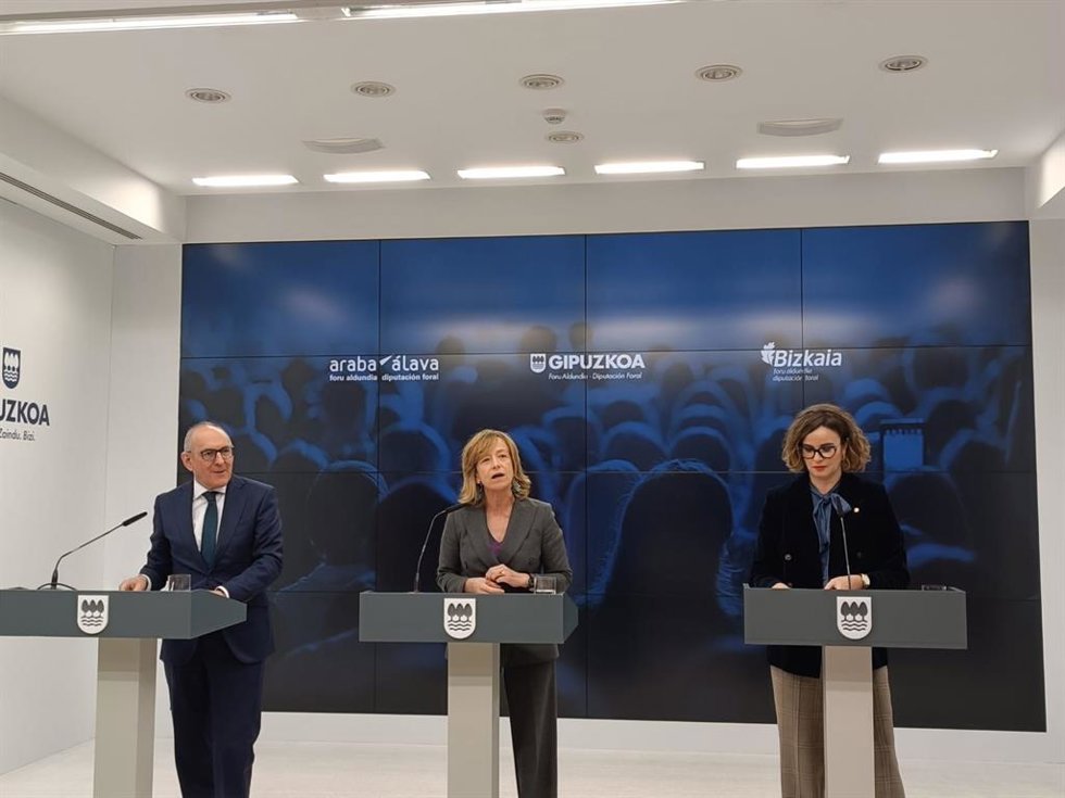 Comparecencia en San Sebastián de las diputadas generales de Gipuzkoa y  Bizkaia ,  Eider Mendoza y Elixabete Etxanobe y del diputado general de Álava, Ramiro González.