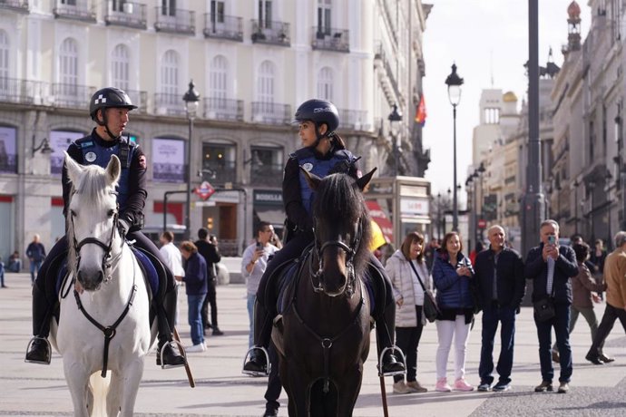 Archivo - Agentes de Policía Municipal de Madrid en la Puerta del Sol