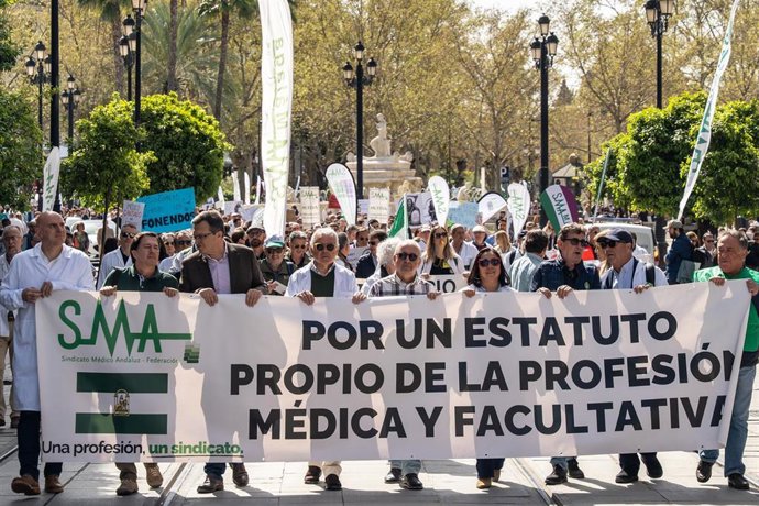 Manifestación en Sevilla convocada por el Sindicato Médico Andaluz (SMA) en rechazo del Estatuto Marco que impulsa el Ministerio de Sanidad. A 18 de marzo de 2026 en Sevilla (Andalucía, España). 