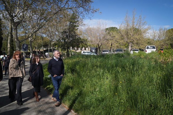 Collboni visita junto a Bonet el solar en el que se ubicará el primer 'hub' público de recarga ultrarápida de Barcelona y de España.