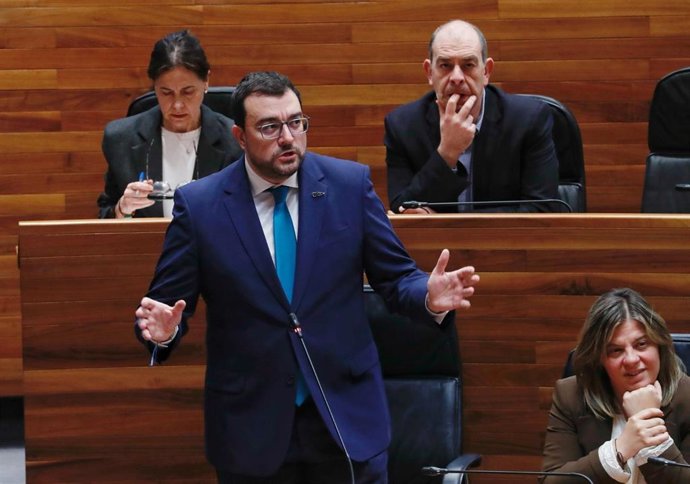El presidente del Principado, Adrián Barbón, este miércoles en la Junta General.